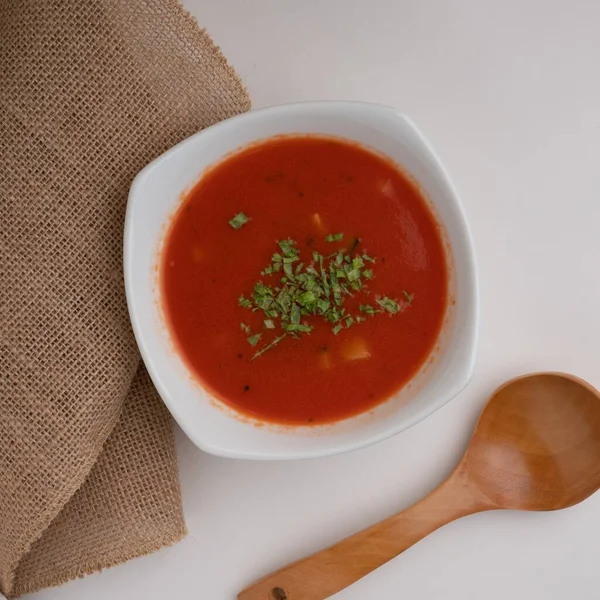 High Angle Closeup Shot Tomato Soup Fresh Parsley Next Wooden — Stock Photo, Image