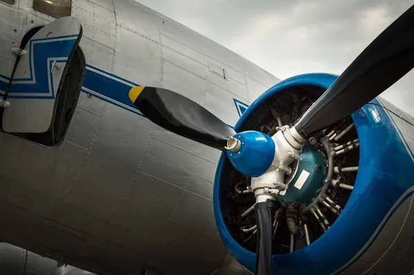 Primer Plano Del Motor Del Avión Bajo Cielo Nublado —  Fotos de Stock