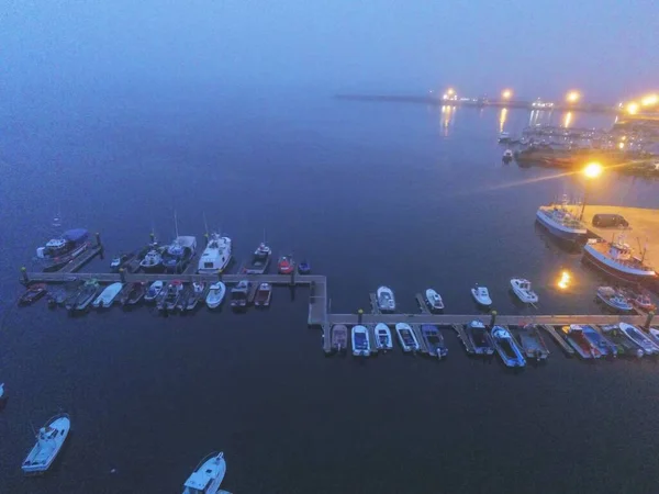 Vista Aérea Del Puerto Con Barcos Por Noche Drone Foto — Foto de Stock