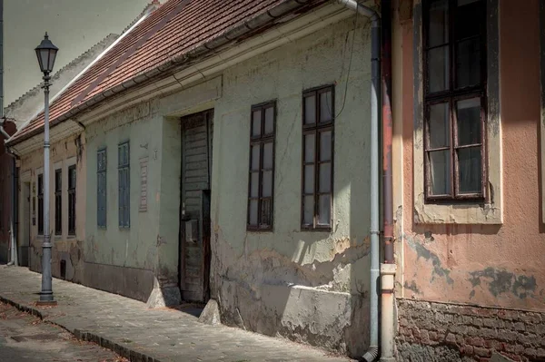 Bir Caddedeki Eski Renkli Çatlamış Evlerin Dış Görünüşü — Stok fotoğraf
