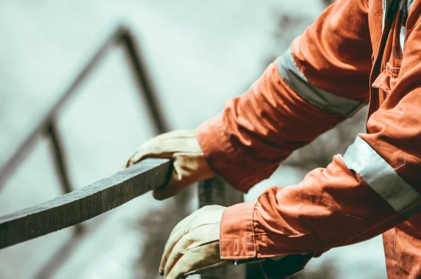 Närbild Person Som Bär Industrikläder Och Handskar — Stockfoto