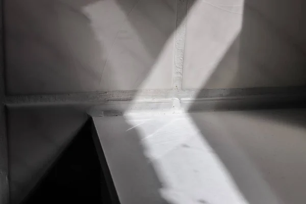 Ένα Κοντινό Πλάνο Του Ηλιακού Φωτός Από Παράθυρο Στο Πλακάκι — Φωτογραφία Αρχείου