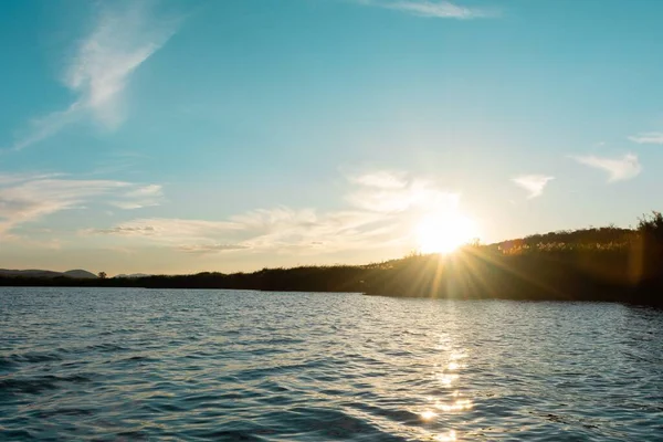Sebuah Matahari Terbit Yang Indah Atas Danau Bergelombang — Stok Foto