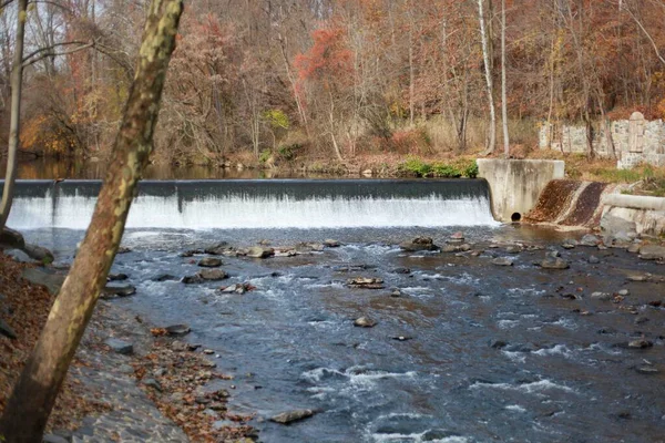 Een Prachtige Opname Van Een Waterval Die Een Rivier Stroomt — Stockfoto