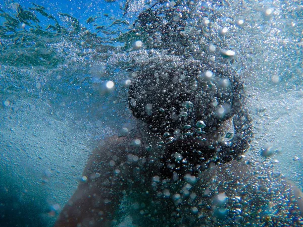 泡のある水中でシュノーケリングをする女性 — ストック写真