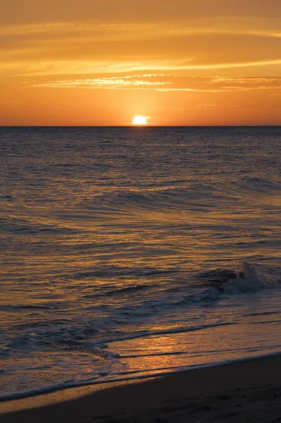 Захоплюючий Знімок Заходу Сонця Над Хвилями Океану — стокове фото