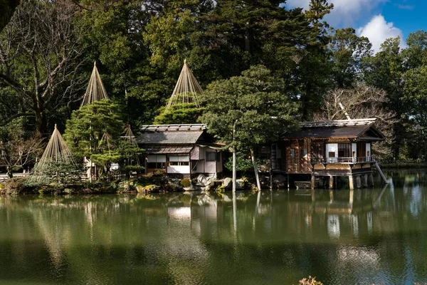 Traditionelle Japanische Gebäude Die Sich Zentralen Teich Von Kenrokuen Widerspiegeln — Stockfoto