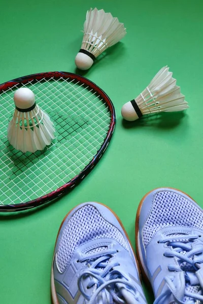 Badmintonschläger Und Federball Auf Dem Boden Mit Blauen Turnschuhen — Stockfoto