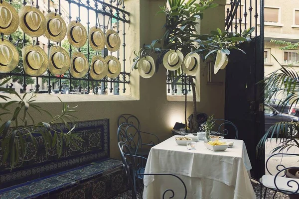 Belo Cenário Restaurante Exterior Com Chapéus Pendurados Cerca — Fotografia de Stock