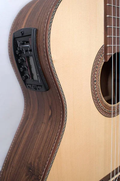 Zupełnie Nowa Brązowa Gitara Akustyczna Pięknymi Kolorowymi Dekoracjami — Zdjęcie stockowe