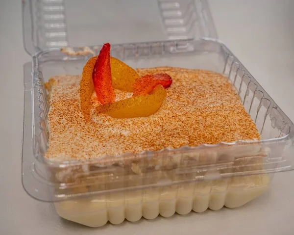 Gros Plan Gâteau Vanille Avec Des Fruits Dans Une Boîte — Photo