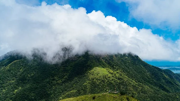 Cenário Hipnotizante Montanhas Com Céu Azul Fundo — Fotografia de Stock