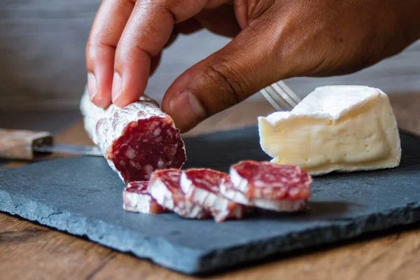 Gros Plan Brie Saucisse Fumée Sur Une Planche — Photo