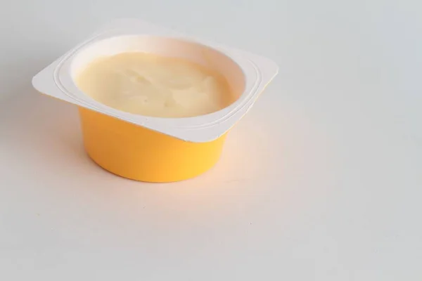 Zbliżenie Ujęcia Jogurtu Izolowanego Białym Tle — Zdjęcie stockowe