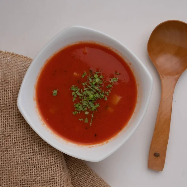 Een Hoge Hoek Close Shot Van Tomatensoep Met Verse Peterselie — Stockfoto