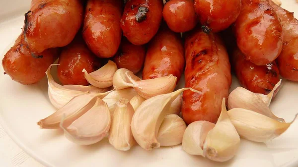 Closeup Shot Stack Cooked Meat Sausages Lot Garlic Cloves Plate — Stock Photo, Image