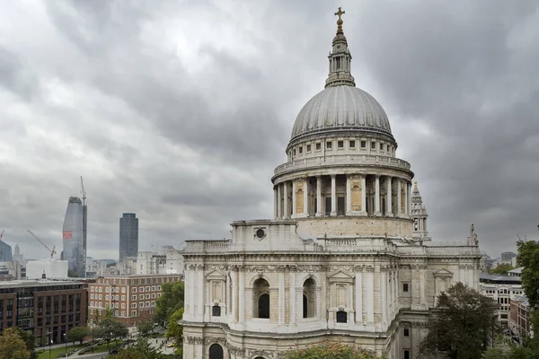 在英国伦敦的一个阴天拍摄的宏伟的圣保罗大教堂的壮观景象 — 图库照片