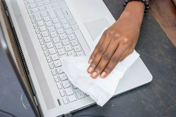 Nahaufnahme Einer Weiblichen Hand Die Eine Laptop Tastatur Mit Einem — Stockfoto