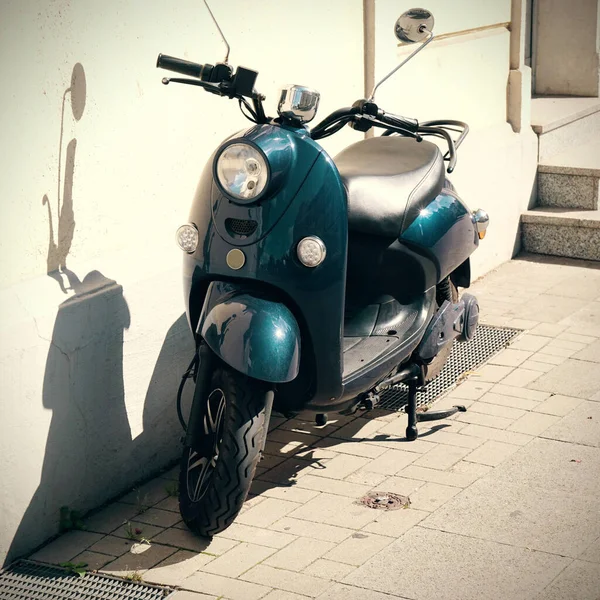 Uma Scooter Motor Estacionada Lado Parede Com Sombra — Fotografia de Stock