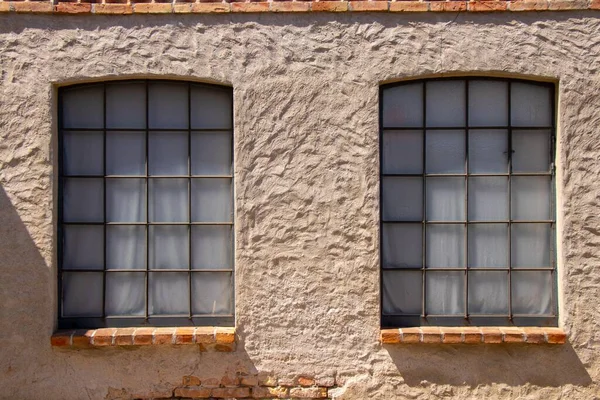 Крупный План Старого Дома Двумя Окнами Металлическими Решетками — стоковое фото