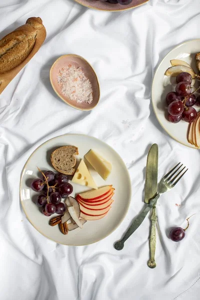Una Toma Vertical Mesa Desayuno Con Aperitivos Pan Queso Frutas —  Fotos de Stock