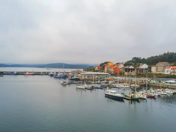 Spanya Nın Galiçya Kıyısında Teknelerle Birlikte Limandaki Hava Manzarası Drone — Stok fotoğraf
