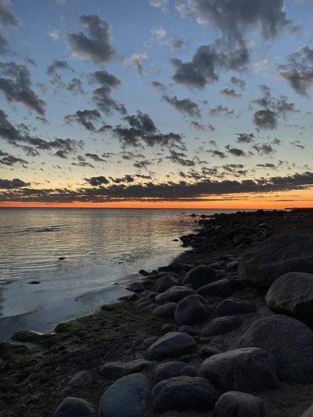 Een Prachtig Wolkenlandschap Boven Een Rotsachtig Strand Zee Bij Zonsondergang — Stockfoto