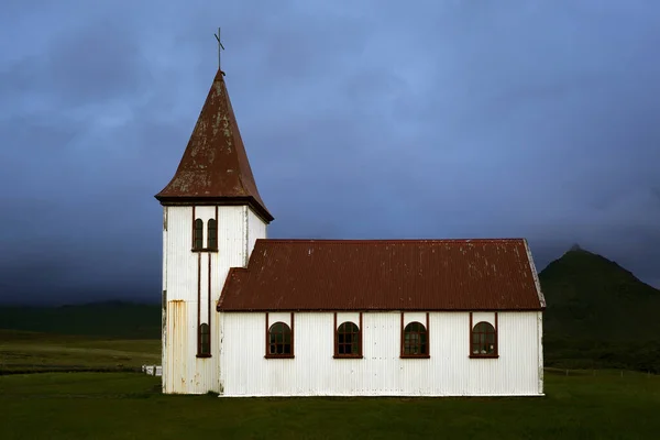 Eine Schöne Aufnahme Der Hellnar Kirche Auf Einem Feld Island — Stockfoto