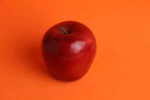 Ein Köstlicher Und Leuchtend Roter Apfel Auf Farbigem Hintergrund — Stockfoto