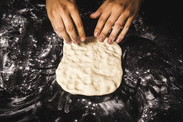 Colpo Angolo Alto Una Persona Che Prepara Impasto Fare Pizza — Foto Stock