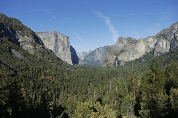 Plan Panoramique Chaîne Montagnes Avec Des Forêts Premier Plan Ciel — Photo