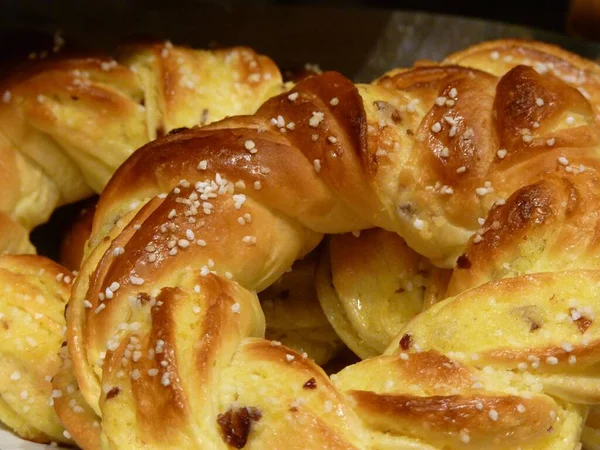 Egy Közeli Felvétel Frissen Sült Péksüteményből Mákos Magokkal Egy Felületen — Stock Fotó