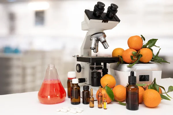 Wybiórcze Ujęcie Mikroskopu Obok Świeżych Pomarańczy Laboratorium — Zdjęcie stockowe