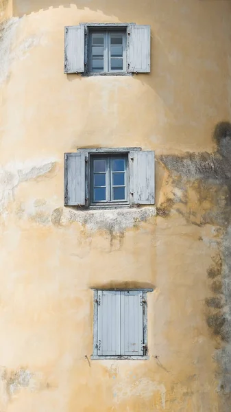Függőleges Felvétel Egy Régi Sárga Épület Homlokzatáról Ablakokkal — Stock Fotó