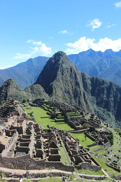 昼間のペルーのアンデス山脈に位置するマチュピチュの歴史的な場所での眺めの垂直ショット — ストック写真