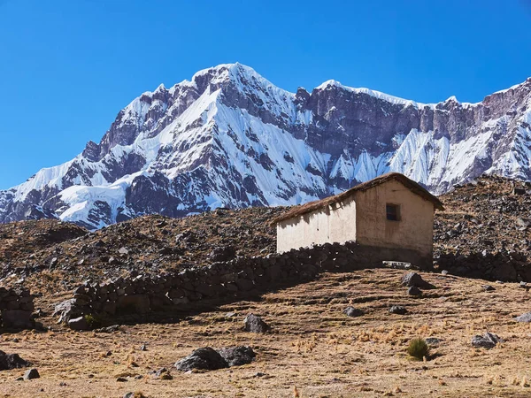 Henkeäsalpaavat Näkymät Kaunis Lumihuippuinen Ausangate Vuori Perussa — kuvapankkivalokuva