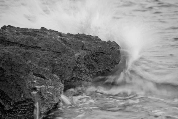 Серый Кадр Водой Ударяющейся Камень — стоковое фото