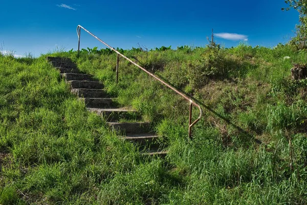 Una Escalera Hormigón Con Mango Medio Una Colina Cubierta Hierba — Foto de Stock