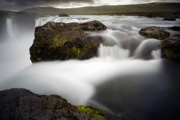 Uno Splendido Colpo Acqua Che Scorre Tra Rocce Muschiate Godafoss — Foto Stock