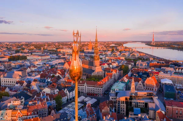 日落时 在俯瞰拉脱维亚里加老城的尖顶上 一只金色的公鸡正在飞舞 — 图库照片