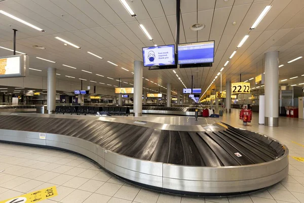 Amsterdam Niderlandy Lipca 2020 Przenośnik Odbierający Bagaż Lotnisku Prawie Zdezerterował — Zdjęcie stockowe