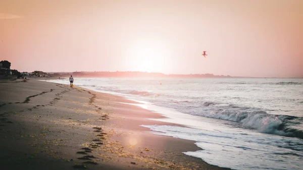 Det Vågiga Havet Träffar Sandstranden Och Glittrar Solstrålarna — Stockfoto