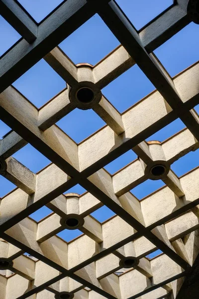 Vertikal Bild Geometriska Rutor Taket Blå Himmel — Stockfoto