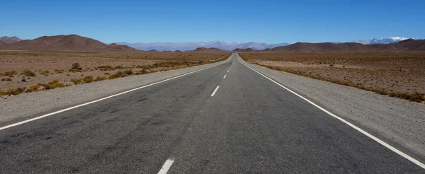 Belo Tiro Uma Estrada Asfalto Meio Uma Terra Deserta — Fotografia de Stock