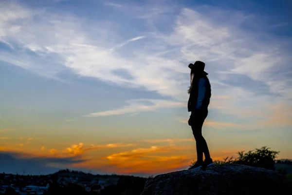Жінка Ковбойським Капелюхом Стоїть Скелі Дивиться Захід Сонця — стокове фото
