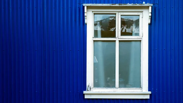 Ένα Κοντινό Πλάνο Ενός Ξύλινου Λευκού Παραθύρου Στον Μπλε Τοίχο — Φωτογραφία Αρχείου
