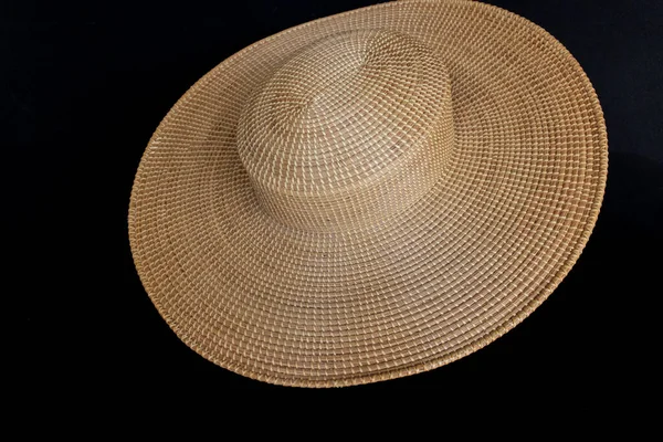 Ένα Κοντινό Πλάνο Ενός Υφασμένου Καπέλου Μαύρο Φόντο — Φωτογραφία Αρχείου