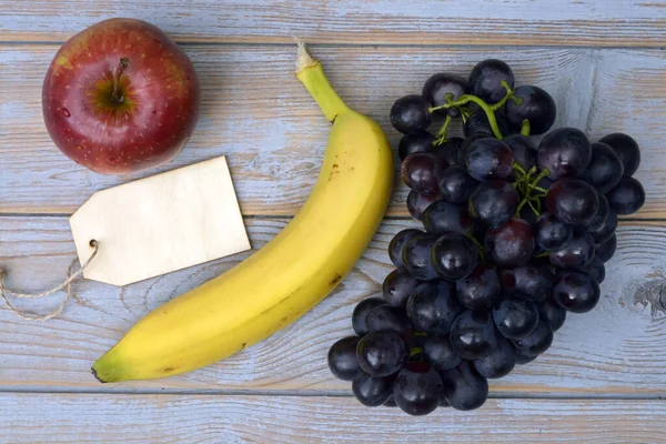 Ein Bund Frischer Schwarzer Bio Trauben Banane Roter Apfel Und — Stockfoto