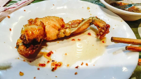 白い皿の上に焼いた鶏の羽のクローズアップ — ストック写真