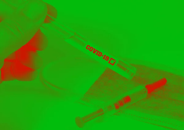 Крупный План Руки Человека Держащего Трубку Covid Ультра Зеленом Световом — стоковое фото